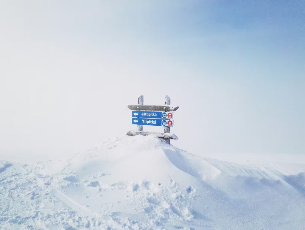 Slope instructions sign on top of Ylläs